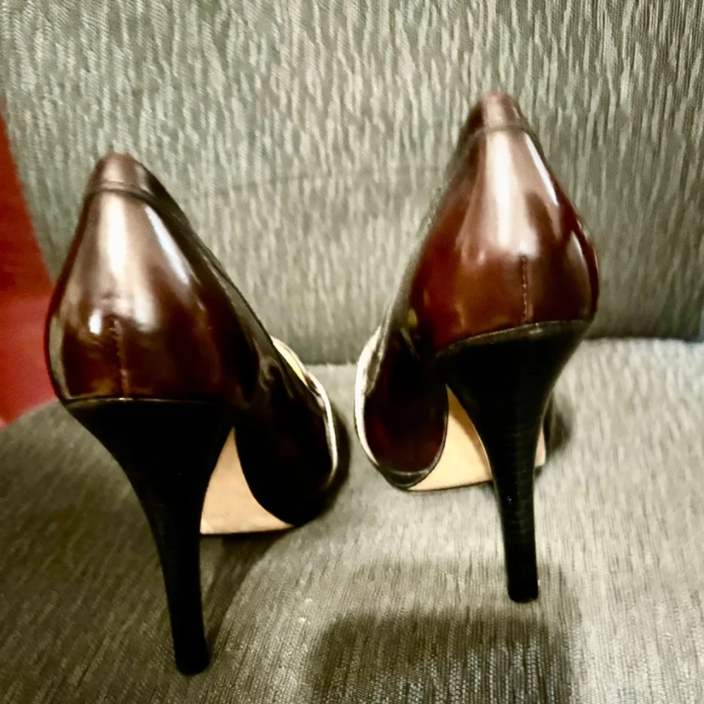 Vintage Coach Shoes in beautiful condition.. Maroon leather with black heels. - Picture 2 of 6